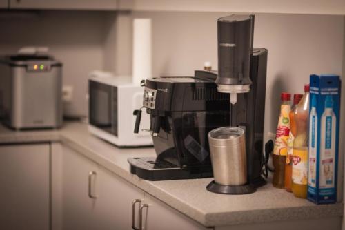 Unendlicher Kaffee und Teevorrat sowie frischer Obstkorb